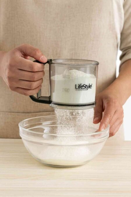 Vaso tamizador de harina LifeStyle con sistema manual de gatillo en acero inoxidable para repostería - GarHome.