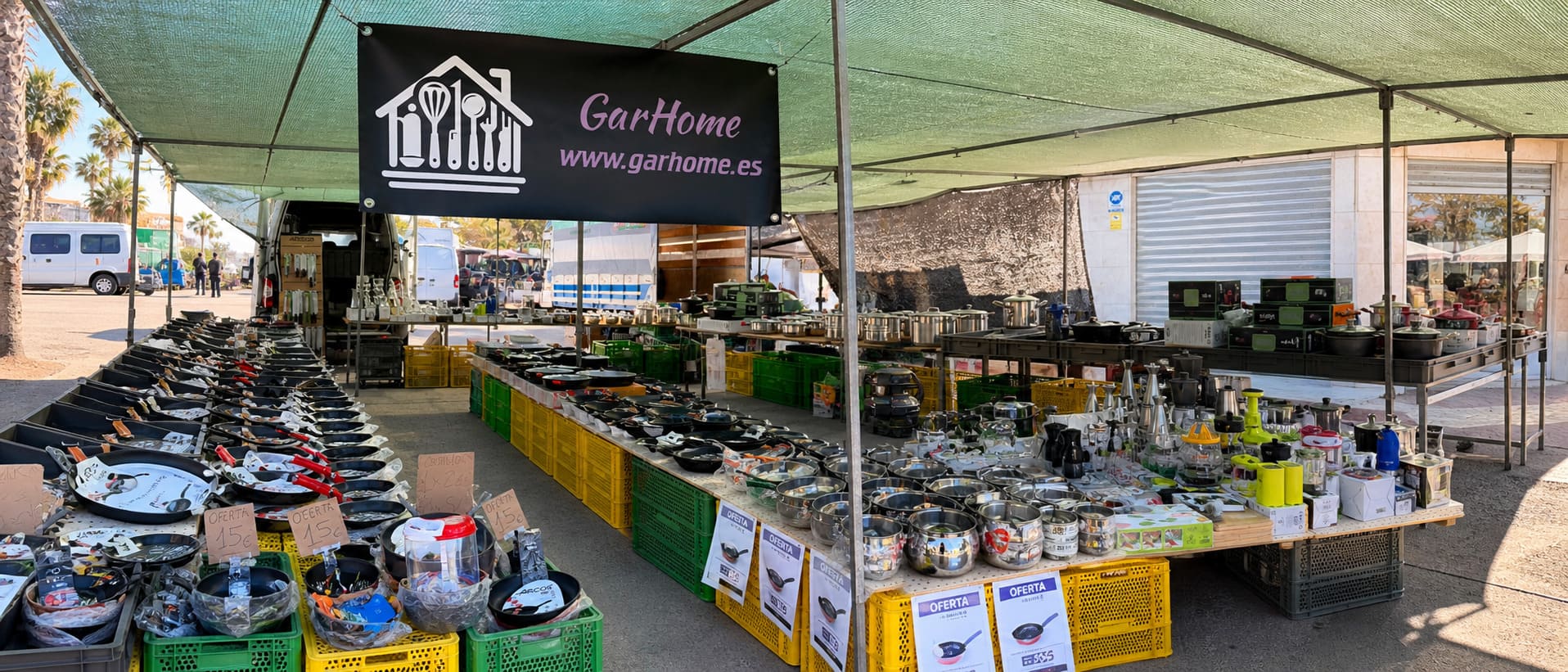 Puesto de GarHome en el mercadillo de Alicante, con sartenes y ollas a la venta