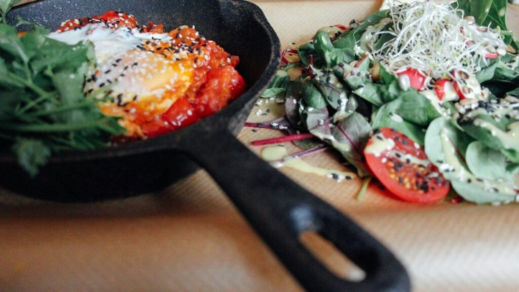 Sartén de hierro fundido sin recubrimiento con huevos y verduras