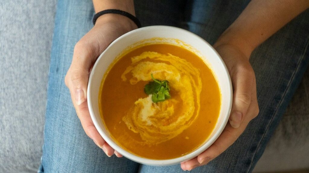 Crema de calabaza fina y sin grumos servida en un cuenco